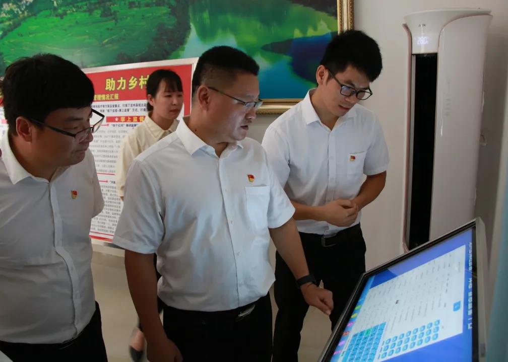 覃子骅到龙州县调研