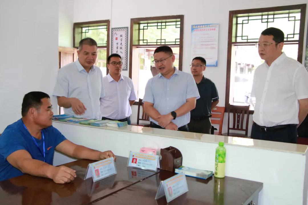 覃子骅到大新县调研指导疫情防控和村级纪检小组建设等工作