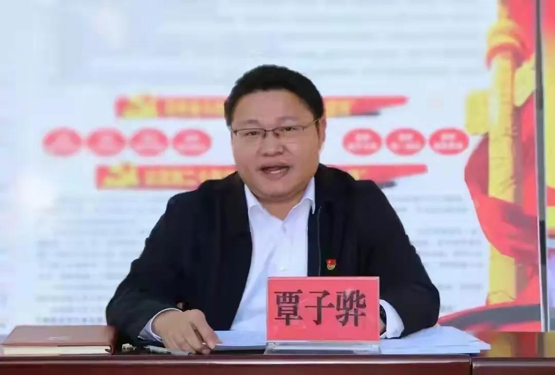 覃子骅到江州区太平街道壶兴社区宣讲党的十九届六中全会精神